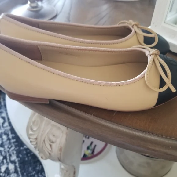 CHANEL Beige and Black Leather Cap-Toe Ballet Flats - Picture 2 of 15